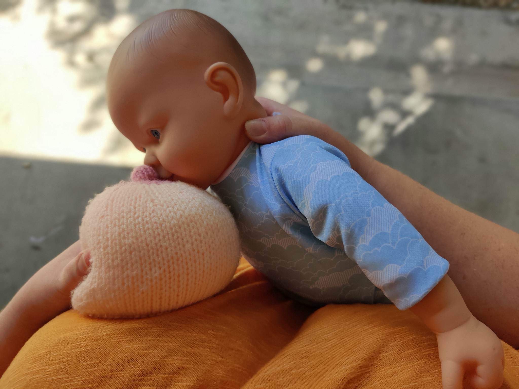 Baby breastfeeding with good positioning (nipple aimed towards baby's nose) causing a shallow latch - Arlie Hastings Lactation Consultant - breastfeeding support with home visits in the Gold Coast, Tamborine, Logan and Redlands areas.