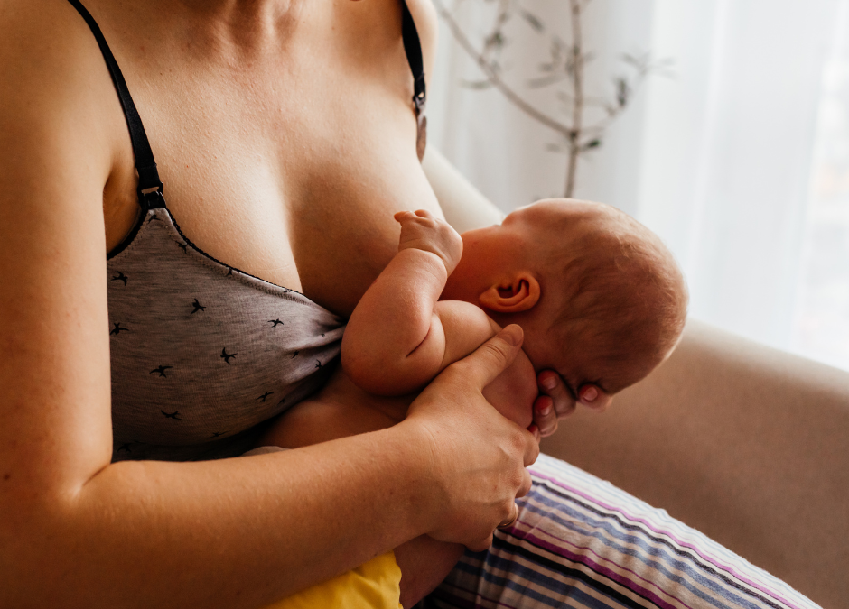 mum breastfeeding her newborn baby - what to expect in the first week breastfeeding - Arlie Hastings Lactation Consultant. Breastfeeding support home visits in Gold Coast, Tamborine, Logan and Redlands. Telehealth video chat consultations.